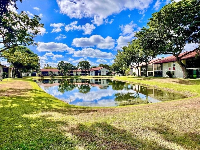 Building Photo - 10771 Palm Lake Ave