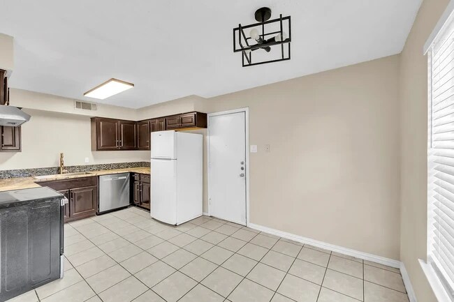 Foto del edificio - 3024 Tudor Ln