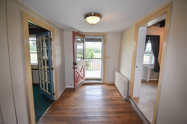 Building Photo - Large Home on Jacksonville Rd with Laundry!
