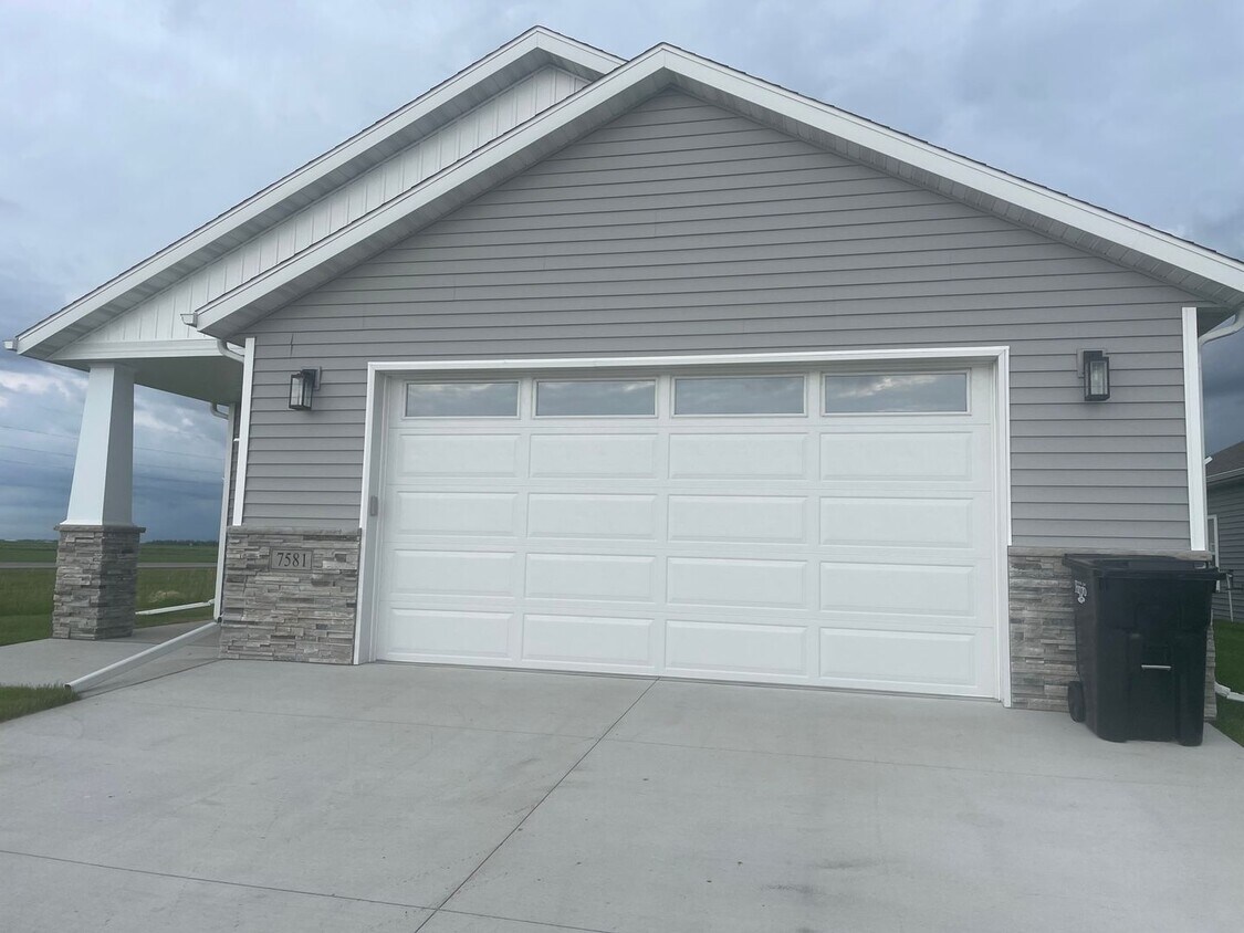 Foto principal - 3-bedroom, 3-bathroom South Fargo Family H...
