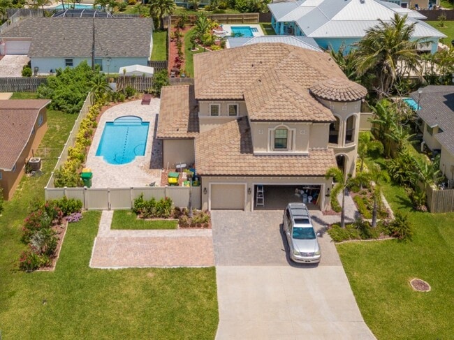 Building Photo - 110 Poinsetta St