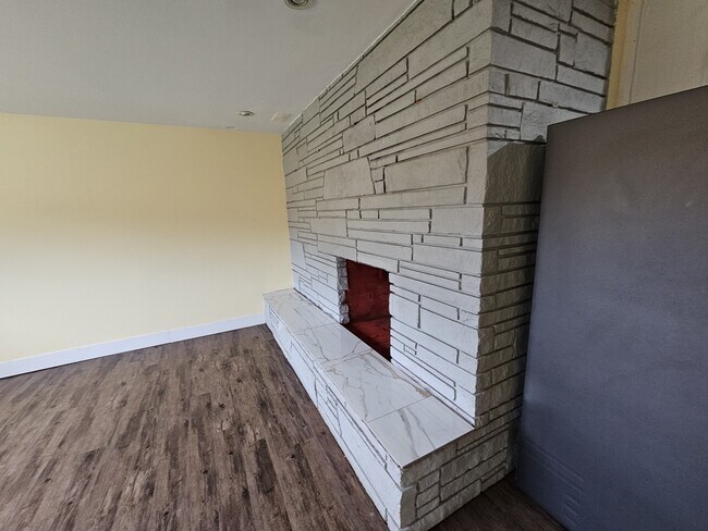 Photo du bâtiment - 8211 Dogwood St