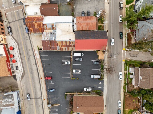 Building Photo - HUGE Rustic urban living in down town Gras...