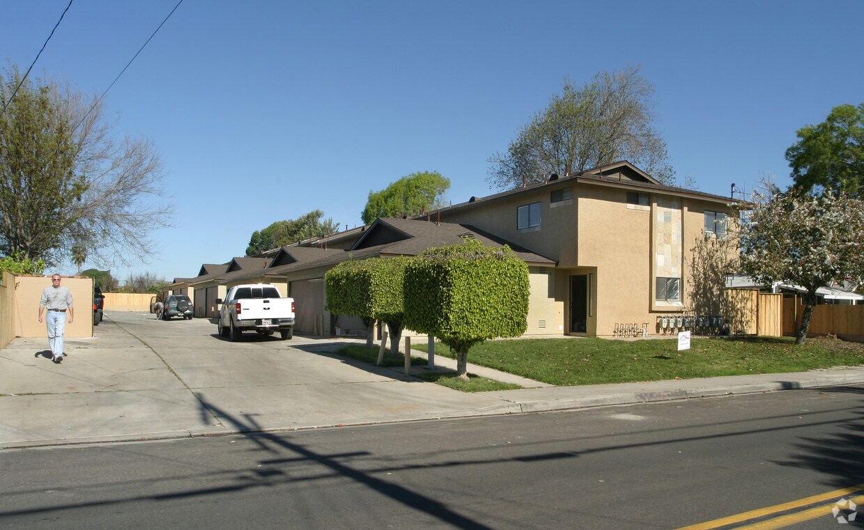 Building Photo - Elm Avenue Townhomes