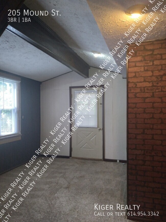 Building Photo - 3 Bedroom, 1 Bath Home