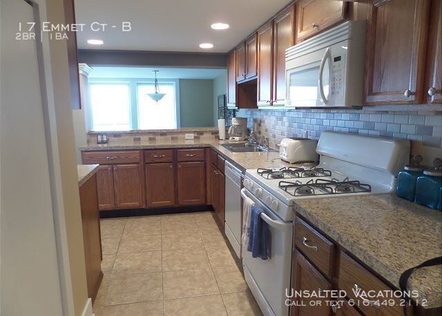 Building Photo - Updated 2 bedroom with Lake Michigan views