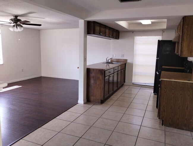 Foto del edificio - Charming 2BR / 2BA home with 1,455 sq ft of living space just minutes from the Gulf of America!