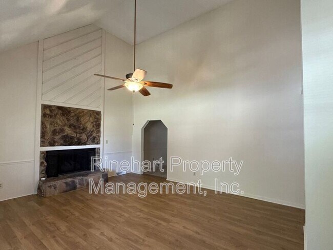 Building Photo - 2083 Ridgecrest Rd