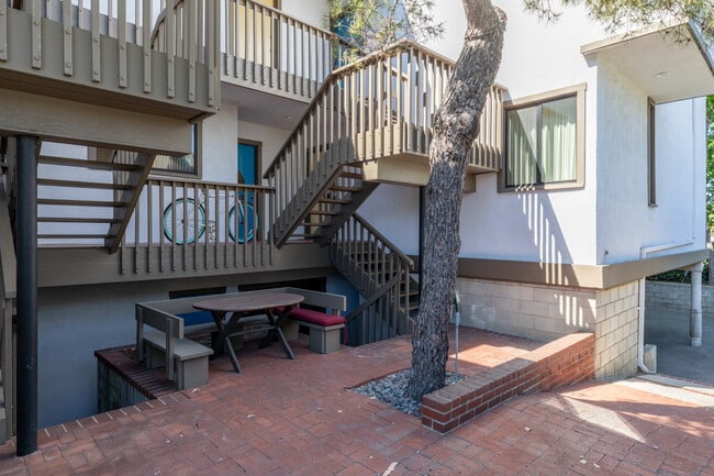 Building Photo - 2807 Highland Ave