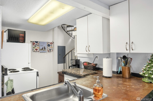 Building Photo - 6310 Beach Dr SW