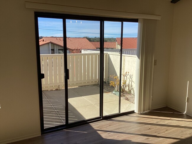 Foto del edificio - Upgraded Vandenberg Village Townhome