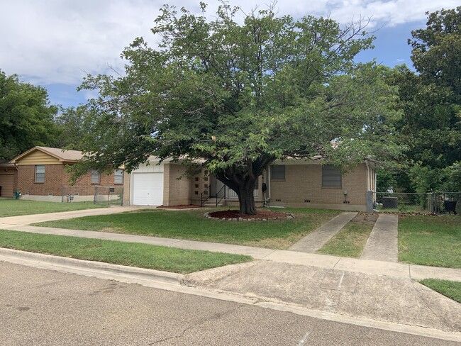 Building Photo - 1311 Estes Dr