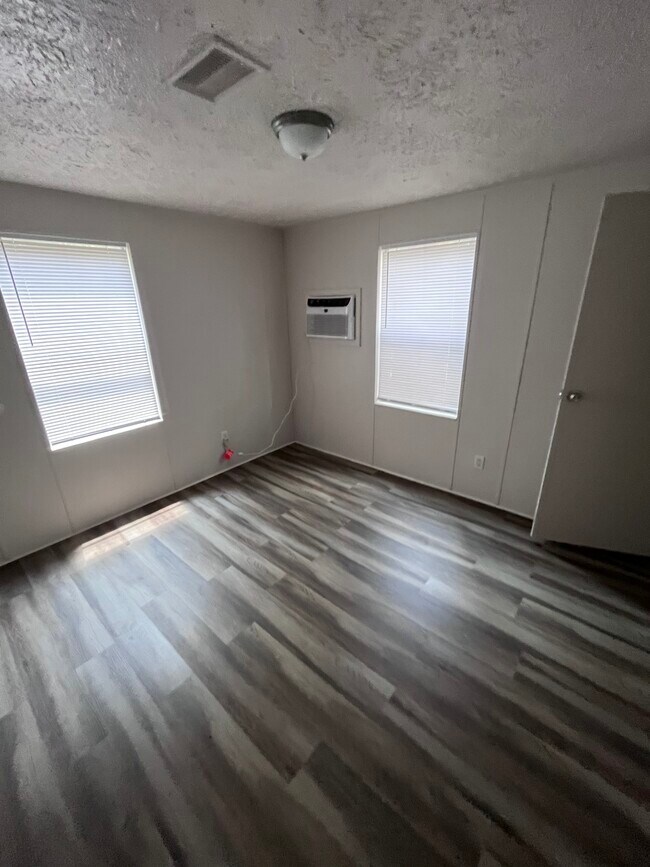 Foto del edificio - 4111 Daisy Ln