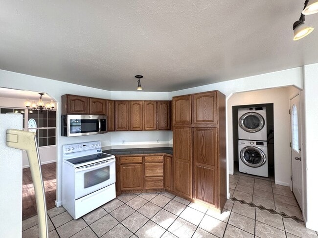 Building Photo - 2005 8th Ave N