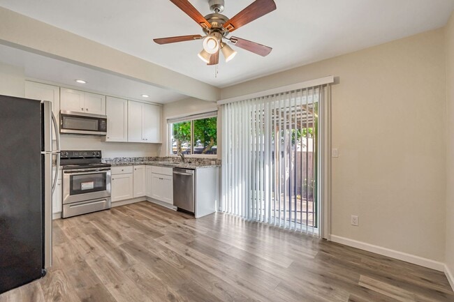 Foto del edificio - Recently Remodeled Duplex with Private Bac...