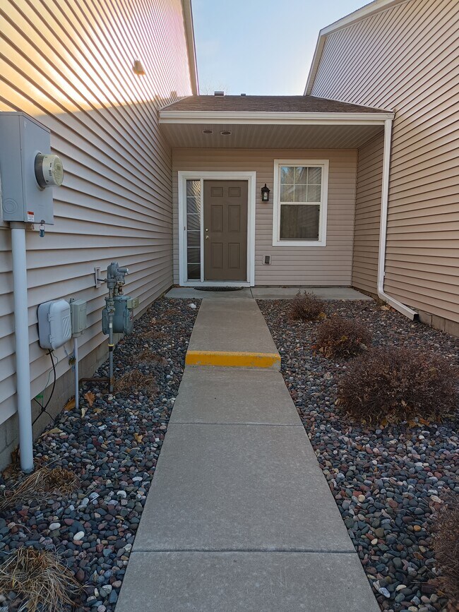 Entrance with sit out area - 11127 Hastings St NE