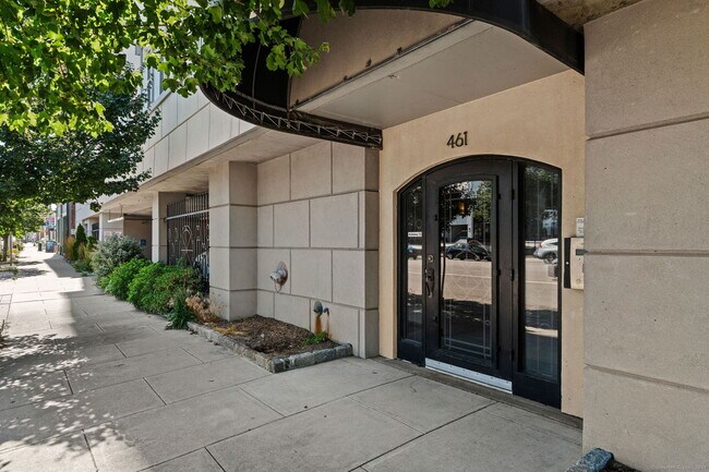 Building Photo - 461 Bank St