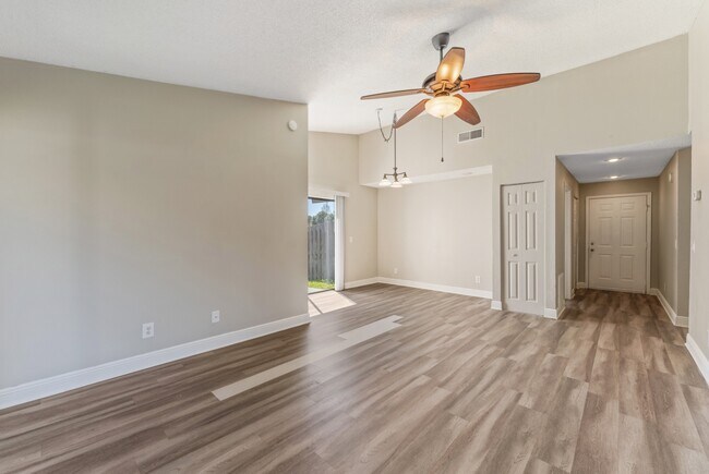 Foto del edificio - Super updated and gorgeous 3/2 villa!