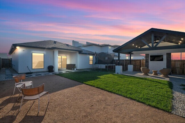 Foto del edificio - 3504 Jorge Sosa Dr