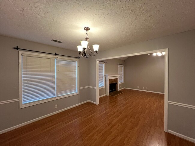 Building Photo - Conveniently located 3 Bedroom 2 Bath+ BON...