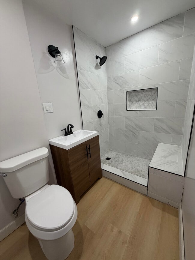 Baño - 674 W 59th Pl