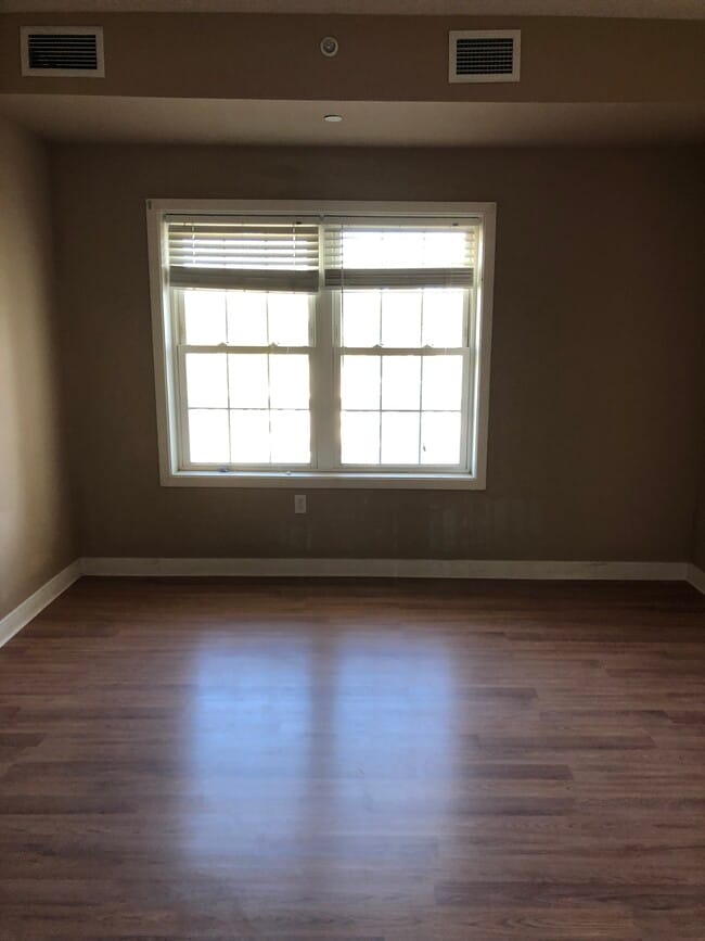 Building Photo - 8 Walnut St