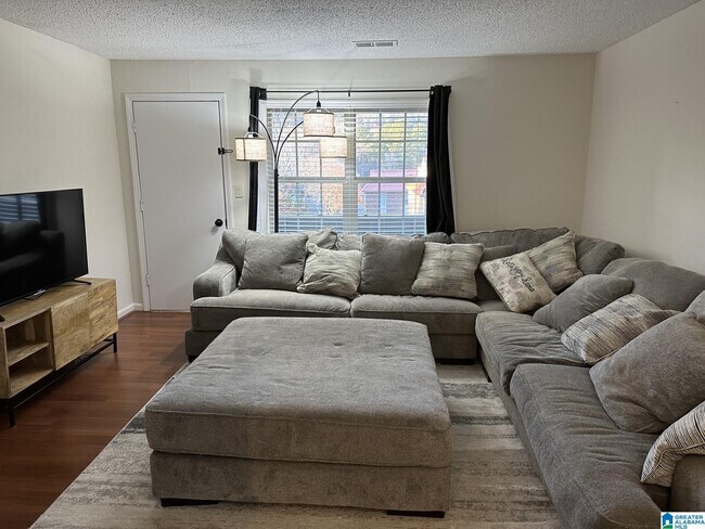 Foto del edificio - 1107 Chapel Creek Dr
