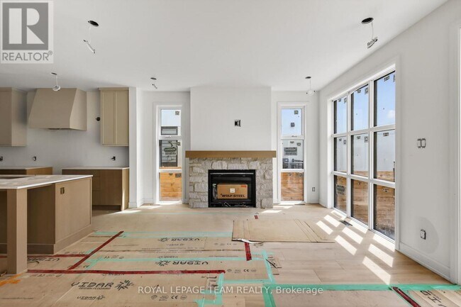 Building Photo - 608 Tweedsmuir Ave