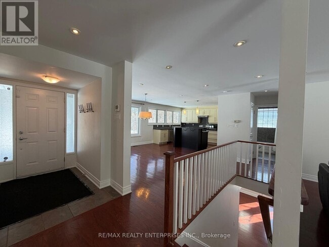 Building Photo - 860 Clarkson Rd S