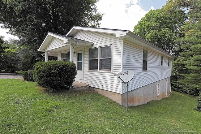 Building Photo - House Close To Campus!