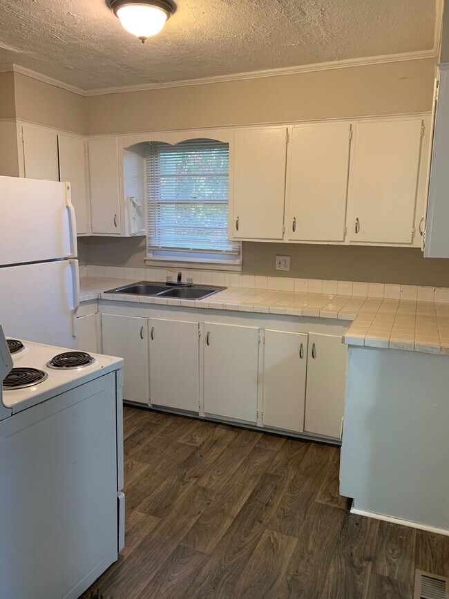 Building Photo - COMING SOON!  2 Bedroom house with LARGE y...