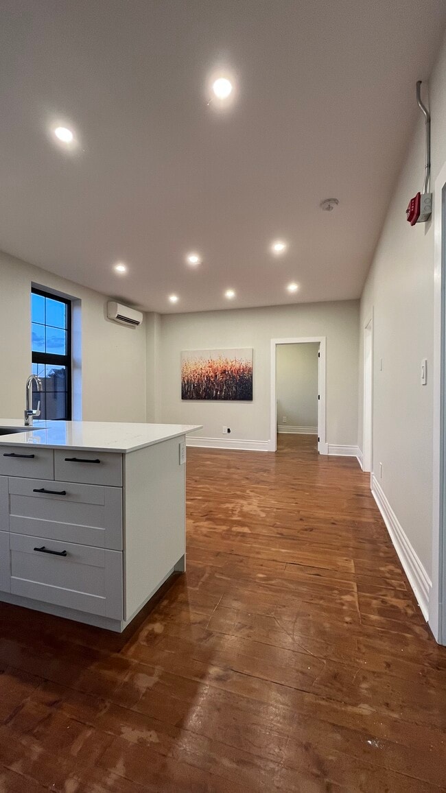 Building Photo - 2 Bedroom Loft Apartment - Historic Fireha...
