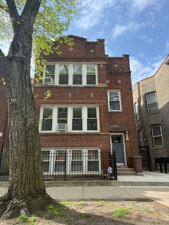 Building Photo - 1411 W Byron St