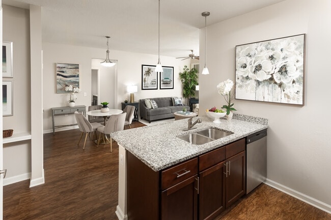 Cocina y sala de estar - Album Monterey Pointe 55+ Active Adult Apa...