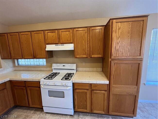 Building Photo - 1605 Los Alamos Dr