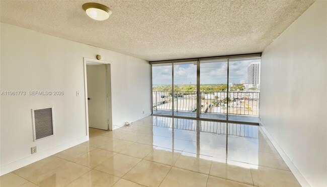 Foto del edificio - 7601 E Treasure Dr