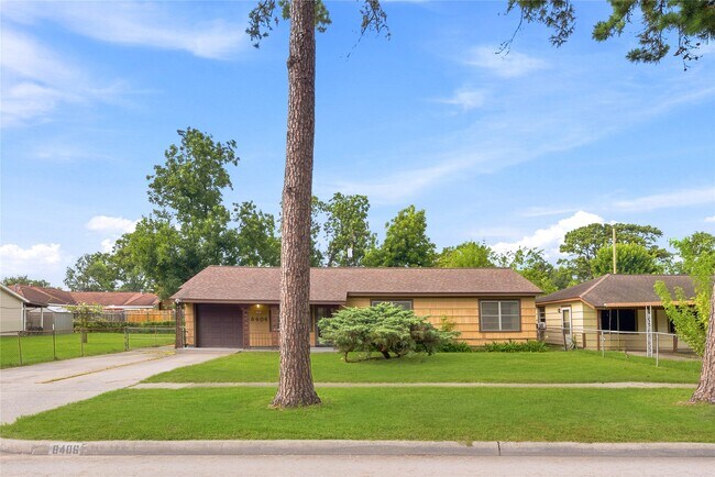 Foto del edificio - 8406 Highcrest Dr