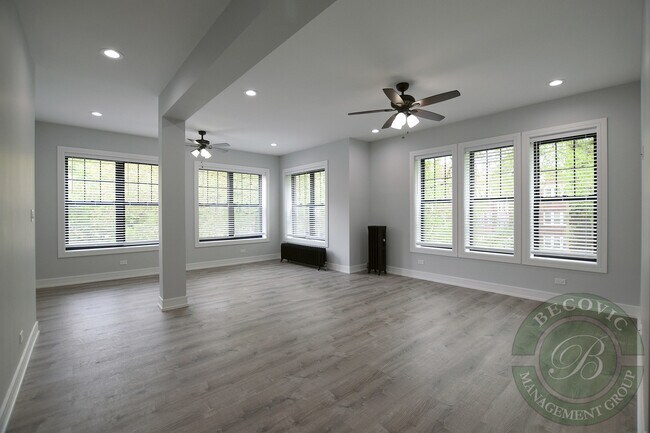 Building Photo - 1062 W Glenlake Ave