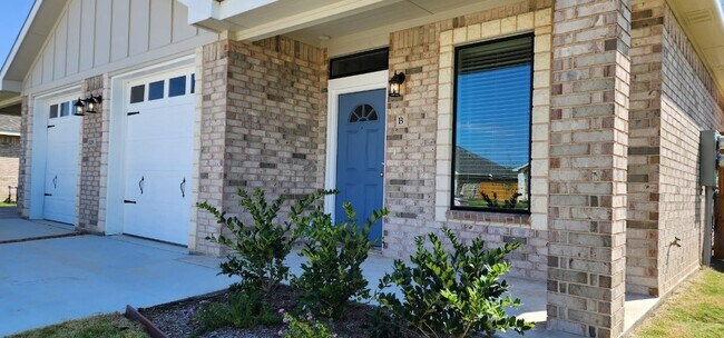 Building Photo - Act fast!  Don't let this opportunity slip by. Contact us today to schedule your showing!