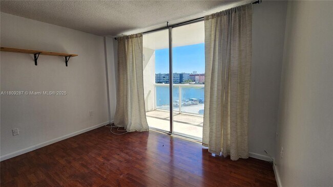 Foto del edificio - 1351 NE Miami Gardens Dr