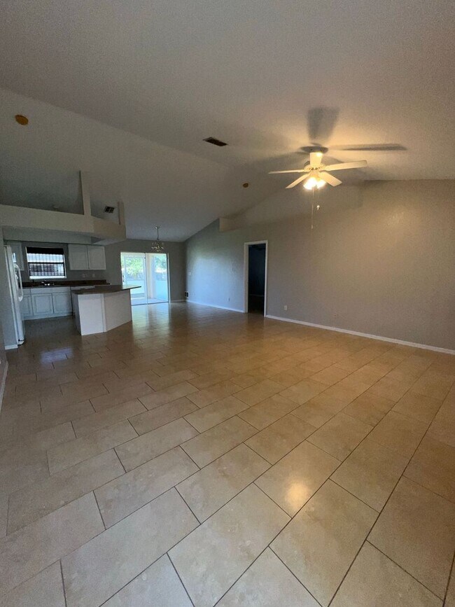 Building Photo - 3/2/2 with Fenced Yard! Available NOW!!