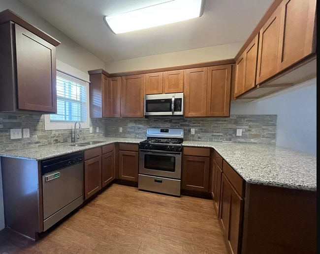 Foto del edificio - Spacious 4X2 North Loop Duplex