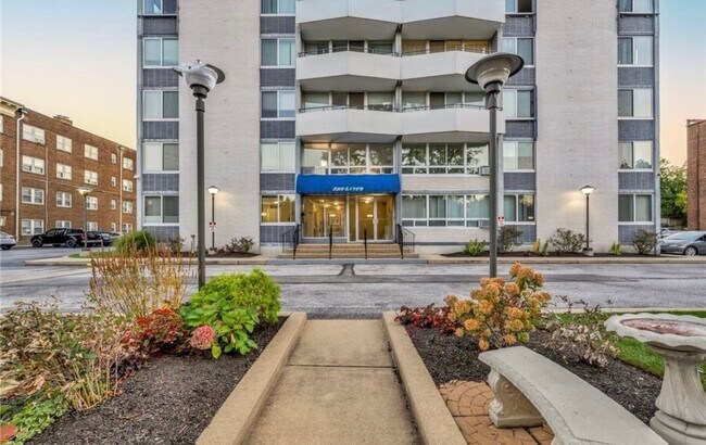 Foto del edificio - 11811 Lake Ave