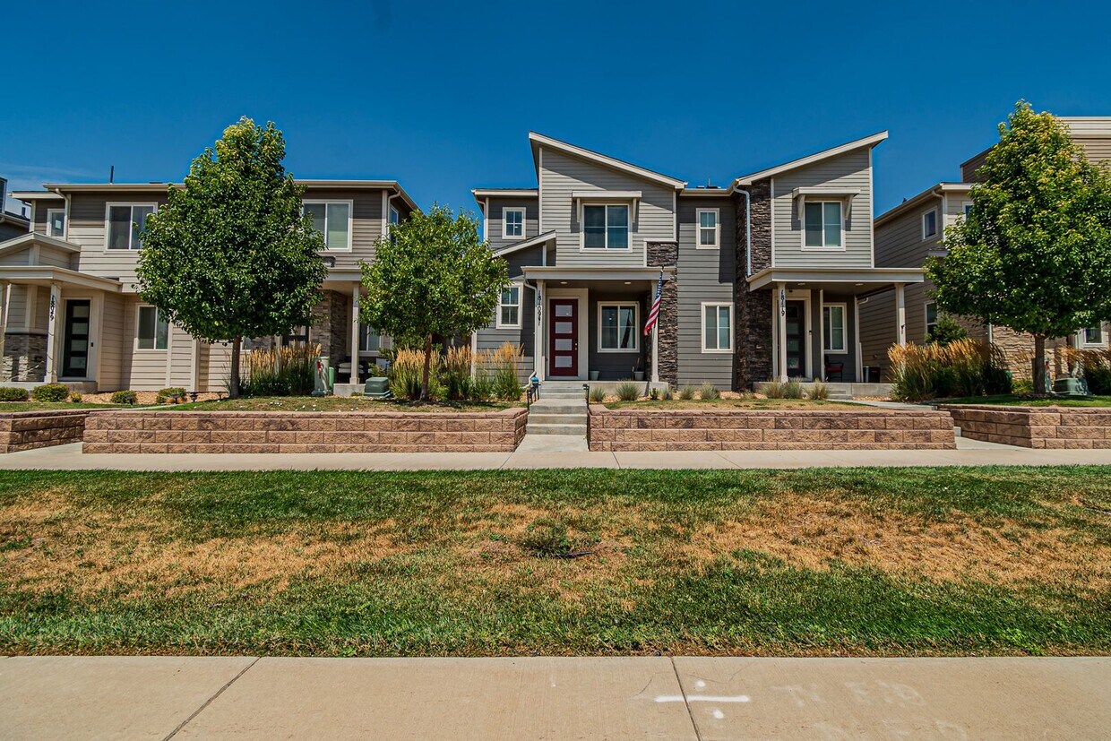 Foto principal - 3BD, 2.5BA Commerce City Townhome with 2-C...