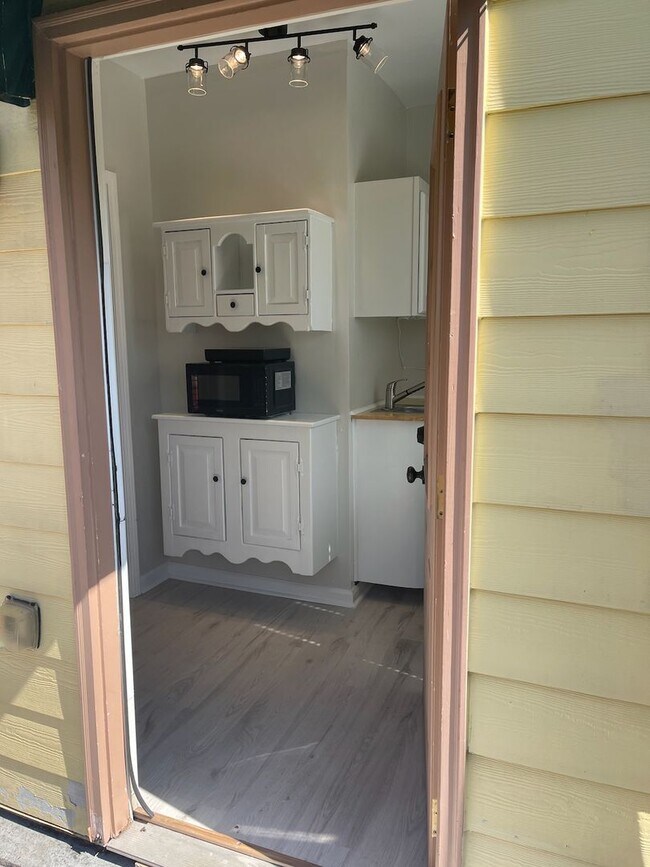 Foto del edificio - Private Basement Studio Apartment in Kirkwood.