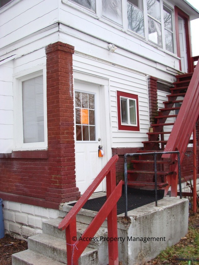 Primary Photo - Burton Heights Upper Unit 2 Bedroom