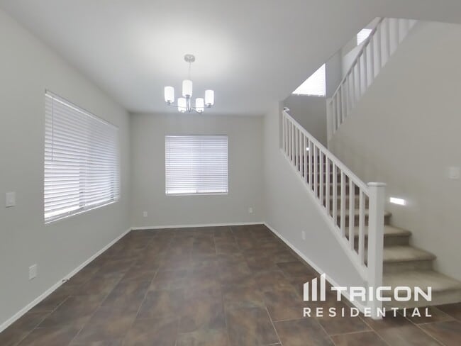 Building Photo - 4930 E Del Rio Dr
