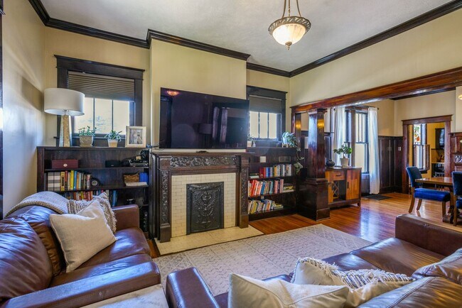 Foto del edificio - Renovated Historic 4 Bedroom Home w/ Two Car Garage in East Nashville
