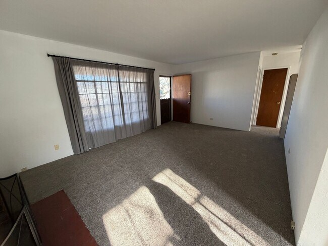 Foto del edificio - 3 Bedroom Home w/Large Backyard