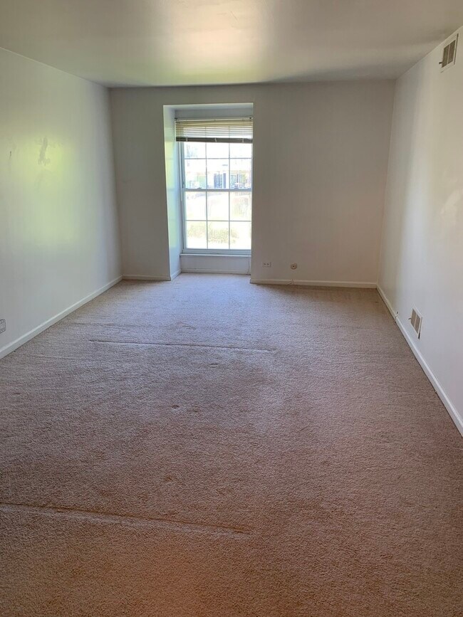 Building Photo - 5400 Carriageway Dr